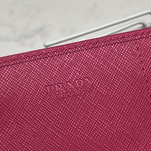 プラダ財布コピー着用イメージ